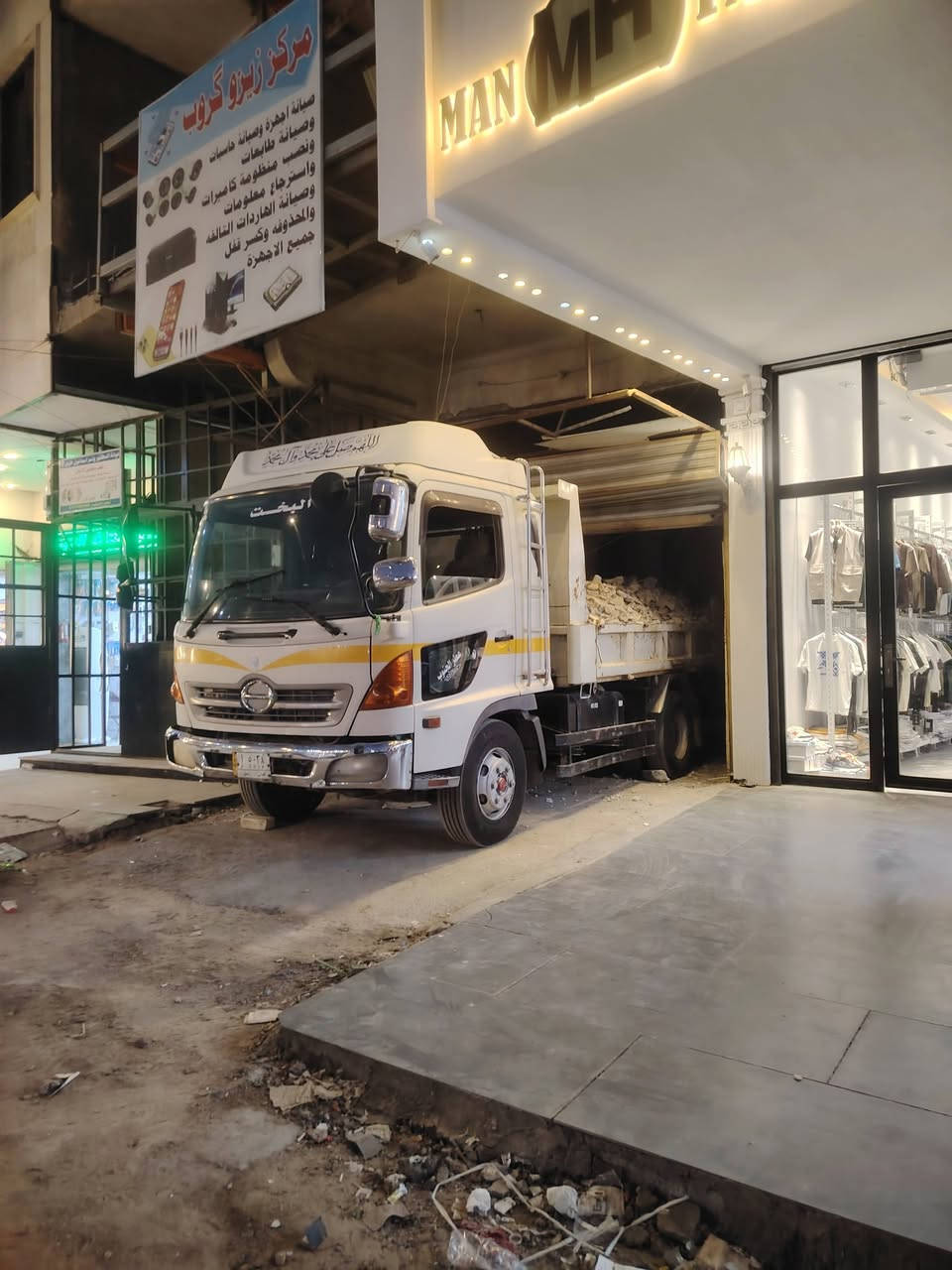 سياره هينو شيطان قلاب بلادي موديل 2002 أصل ما معلايه رقم رقم انكليزي سياره كلها بلادي  *********** المكان بغداد سياره بسمي يرهم مروس رقم مميز 5038
