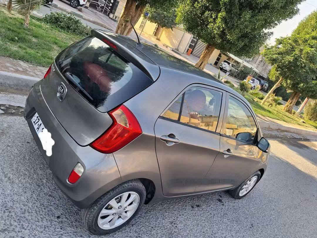 للبيع سيارة كيا بيكانتو موديل 2014 اللون رمادي كما موضح بالصور وارد خليجي رقم مثنى انكليزي بسمي سنوية لغاية 2030 هزة جديدة السيارة مصبوغة عام أثر صقوط مضله على القمارة السيارة ماشيه 107 ألف كم حقيقي مواصفات السيارة محرك 4 بستم ، كير اوتوماتيك ، كامرة خلفية ، شاشة أندرويد ، بلوتوث ، اتصال حاكيه ، مري شفط ، إشارة بالمري ، تحكمات بالسترين جهتين ، نظام ايكو تقليل صرف البانزين ، مانع انزلاق ، ويل كب ، بلاجكتورات جاهزة السيارة كير ومحرك و حدادية و كهربائيات و تبريد و تخم تاير كل نقص مابيها سعرها ( 78 ) ورقة للإستفسار الاتصال  على الرقم ( *********** ) السيارة موجودة بكربلاء وللبيع نقد فقط بدون مراوس ولا اقصاط .
