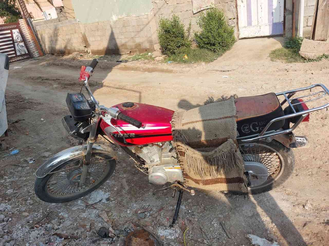 تاير مديل ٢٠ دراجة كاملة فقط السبرنك من تضرب هندر لازم ترجعة بيدك.  سعرهة ٣٠٠ وبيهة مجال اوراقهة كاملة مكاني ديالى بعقوبة تحرير ***********واتساب موجود
