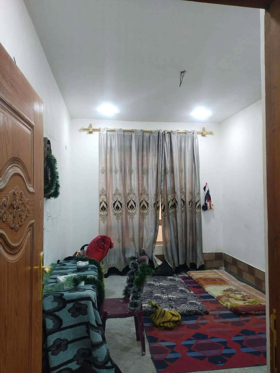 #للبيع مشتمل ثلاث طوابق ركن على حديقة

 🟩يحتوي على 3 غرف نوم 

📍المساحه 70م الواجهه 7م والنواب 10م

بناء حديث 

📍المنطقة كاملة الخدمات تبليط

📍 مدارس ابتدائية ومتوسطة واعداديه 

📍 ومجاري وماء كهرباء و انترنيت ضوئي

 📍 بناء طابوق..كامل فقط الغرف الفوك تحتاج تطبيك ارضية فقط… طابو صرف سند بأسم شخص واحد 

العنوان الفلوجة حي الشهداء قرب جامع الأنبياء

..السعر  80 مليون وبي مجال بسيط

للأستفسار خاص مراسلة الصفحه

‭0786 959 8192‬
