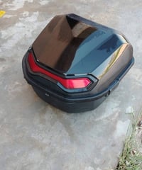 جنطه دراجه شحن أو بانزين لون احمر بعده جديده وياها غراضه كامله   07506...