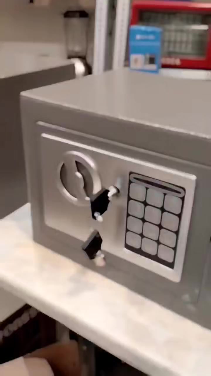 تحية طيبة
بسعر٢٠ والتوصيل ٥
 
 قاصة حديد إلكترونية رقمية 

  نوع القفل: لوحة مفاتيح رقمية مع مفاتيح

 المادة: هيكل فولاذي متين ومتين لحماية المقتنيات

الأبعاد:  ٢٥سم. * ١٧ سم

 الاستخدام: مناسبة للمنازل والمكاتب لتخزين النقود،
 الوثائق المهمة، والمجوهرات. 
*يحتوي براغي جوي للتثبيت

للحجز تواصل خاص
او عن طريق الرقم *********** يحتوي واتساب
