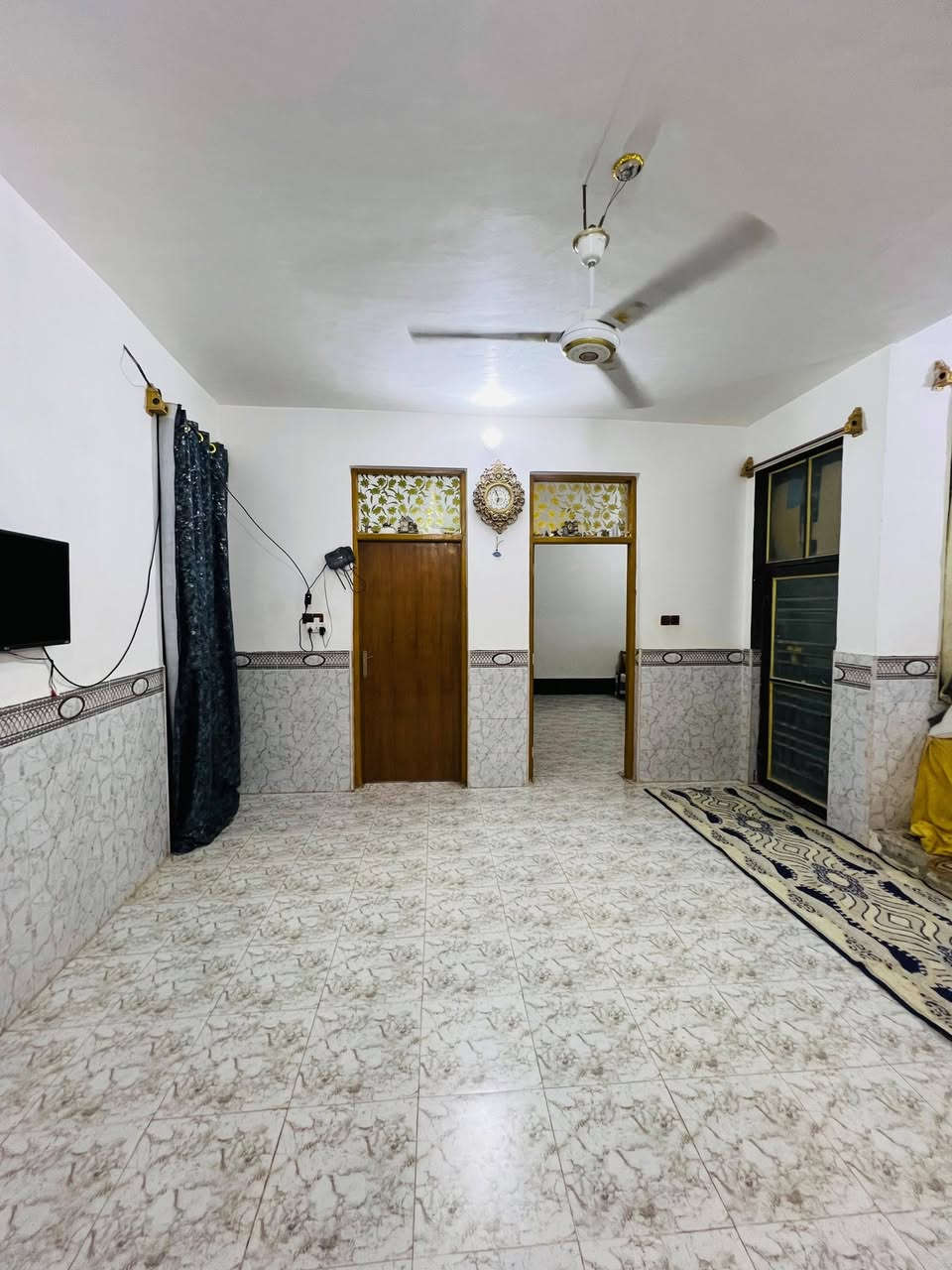 دار للبيع  مساحه  220م الاساس  والسقف  صب البناء  طابوك  غرفتين  وصاله  وستقبال  ومطبخ وصحيات  وحديقه  الدار امرتب بس عوزه  بيتونه  وتشاريف  شارع  المطار  القديم بدايت شارع علكم  السعر 110وبي مجال  الشراي  الاستفسار  على الرقم  ***********
