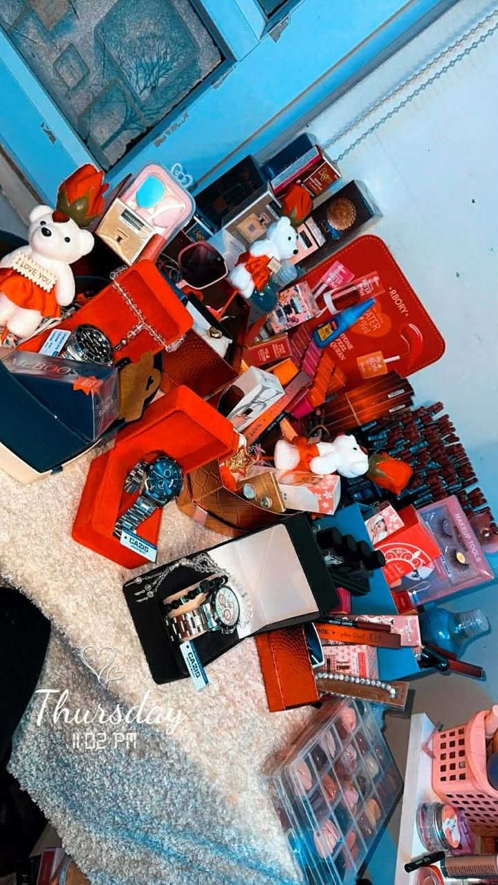 #توصيل #مجاني بمناسبة عيد الحب
بوكسات عيد الحب وصلت أخيرًا 🎁✨
دلّعي نفسك… أو فاجئي اللي تحبينه بهدية مليانة حب وأناقة 💄💕
الكمية محدودة — احجزي بوكسك الآن 💌
"عيد الحب مو بس هدية… هو إحساس 💖
جمعنا لكِ أجمل منتجات الميك اب داخل بوكسات مميزة بعناية 🎀
تفاصيل أنثوية، ألوان رومانسية، ولمسة فخامة تناسب هالمناسبة 🌷
اطلبي الآن قبل ما تخلص الكمية 
بوكسات عيد الحب جاهزة ومليانة مفاجآت ميك اب تجنن 💄🔥
مناسبة للزوجة، الأخت، الصديقة… أو حتى لنفسك 😉
الطلب متاح الآن عبر الخاص 📩"
دلّعي نفسك أو فاجئي اللي تحبينه ✨
احجزي قبل نفاد الكمية 💌"
الحجز واتساب ***********
تـُـوحة بـراند
