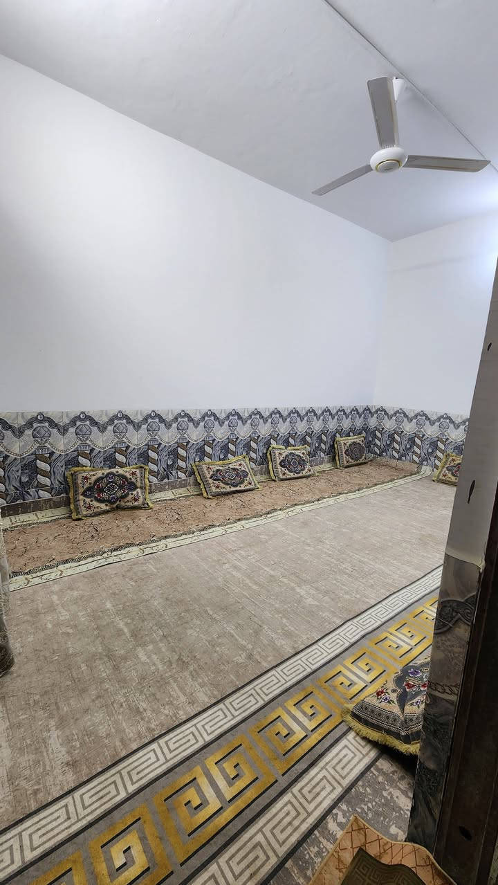 سلام عليكم شباب 🏠 للبيع المكان القرنه حي سلام البيت يحتوي عله قرف ثنين وهول ودوانيه وصحيات خارجيه سراميك البيت ذابه كله وما مشتقله بل طارمه مساحت البيت 162متر والسعر تعال خاص وانه خادم  وهاذه رقمي *********** للتصال والاستفسار
