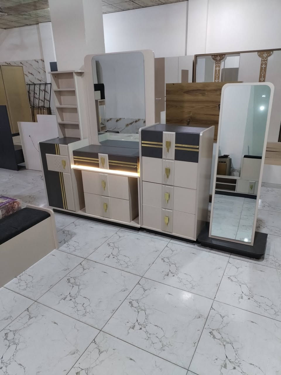 غرفه نوم تركي ملكي ماركه 11قطعه جديد للستفسار ***********
