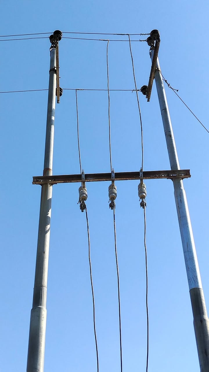 السلام عليكم محوله للبيع 100kv(عراقي) مشتغله موسم فقط مع ملحقاته كافه وياه ثلاث اعمده وسلك كامل للاستفسار الاتصال على الرقم *********** المكان كركوك
