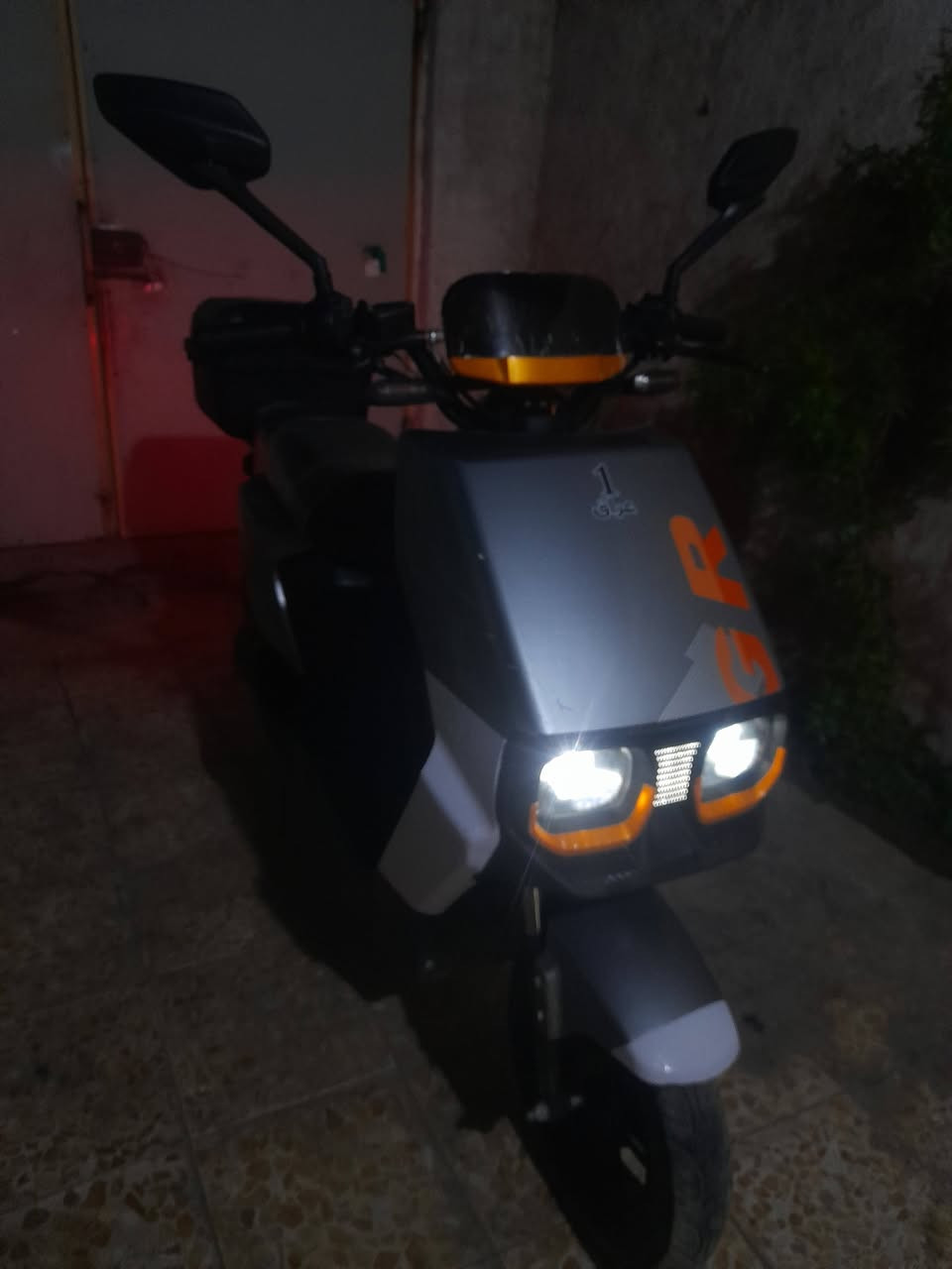 دراجه شحن للبيع نوع GR دراجه حلوه ونضيفه شغله كله  بصمه عدد 2 كارت عدد 2 سويج عدد2 نضام سرقه دسك امامي وخلفي تشغيل عن بعد بيه سماعه    بيه خمس بطاريات اكبار 32 امبير سرعه 85  لايت عالي ناصي بيه مثبت سرعه  عنوان بغداد يم فلكه حي النصر  سعر 500 وبيه مجال   الرقم ***********
