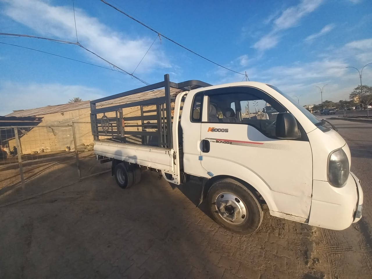 السلام عليكم
كيا فحل مفتوح 4000s
١.موديل 2017
٢.ضرر فقط باب السكن الربع الجوه مال باب واضح بلتصوير 
٣.مكينه كير حداديه عينه صينيه دسك بنز كله جديد 
٤.بيها بصفاح البدي نكرشه سببها اللزكه سابقا 
٥.حله نادر 
للإستفسار/ ***********
