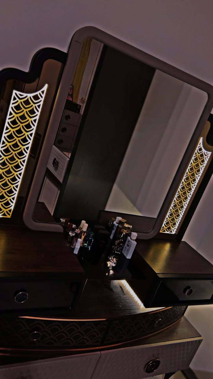 السلام عليكم غرفه متكونه من 10 قطع جديده 
استخدام قليل كهربائياتها كلها شغاله غرفه نضيفه جداً
متواجد واتساب ***********
