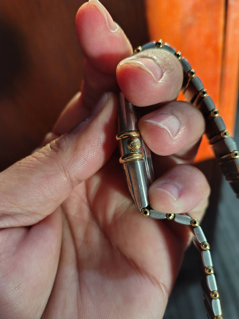 ساعة أوميغا كونستليشن (Omega Constellation) أصلية - حالة ممتازة
الأردن عمان 00962789974455
الوصف:

الموديل: أوميغا كونستليشن كرونومتر (Omega Constellation Chronometer).

نوع الحركة: أوتوماتيك (Automatic) ذاتية التعبئة، معتمدة ككرونومتر عالي الدقة.

المواد: ذهب أصفر عيار 18 قيراط وفولاذ مقاوم للصدأ (Steel & Gold).

المينا (الوجه): لون ذهبي (Champagne Dial) مع عرض تاريخ عند الساعة 3.

المقاس: 35 ملم (مناسبة للرجال والنساء - Unisex).

الزجاج: ياقوت (Sapphire Crystal) مقاوم للخدش.

المميزات: التصميم الأيقوني بالمخالب الجانبية والأرقام الرومانية المحفورة على الإطار الذهبي.

الحالة: (اذكر حالة الساعة الحقيقية، مثلاً: مستعملة بحالة الوكالة، تعمل بدقة ممتازة).


**إذا كنت صاحب هذا الإعلان وتريد حذفه لأي سبب، رجاءا أرسل رسالة إلى الدعم الفني**