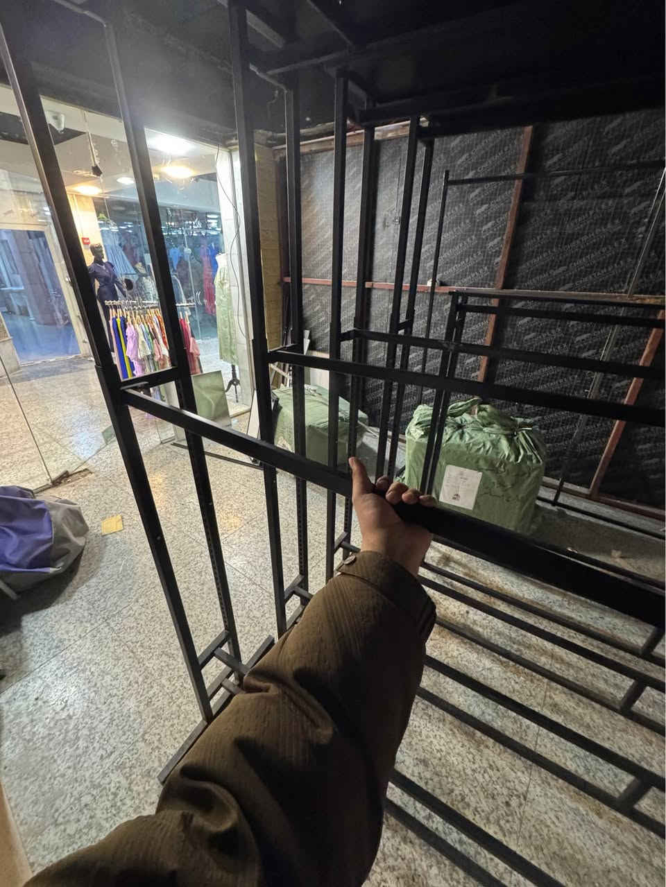 ستان عرض ملابس ثقيل ميكانو مستخدم 
الطول ١٥٠cm 
الارتفاع : فري سايز تحكم بالارتفاع يوصل من ١٥٠cm لحد ٢٥٠ cm
العدد ٥  سعر القطعه ٧٠ الف
الاستفسار واتساب : *********** كربلاء, العراق
