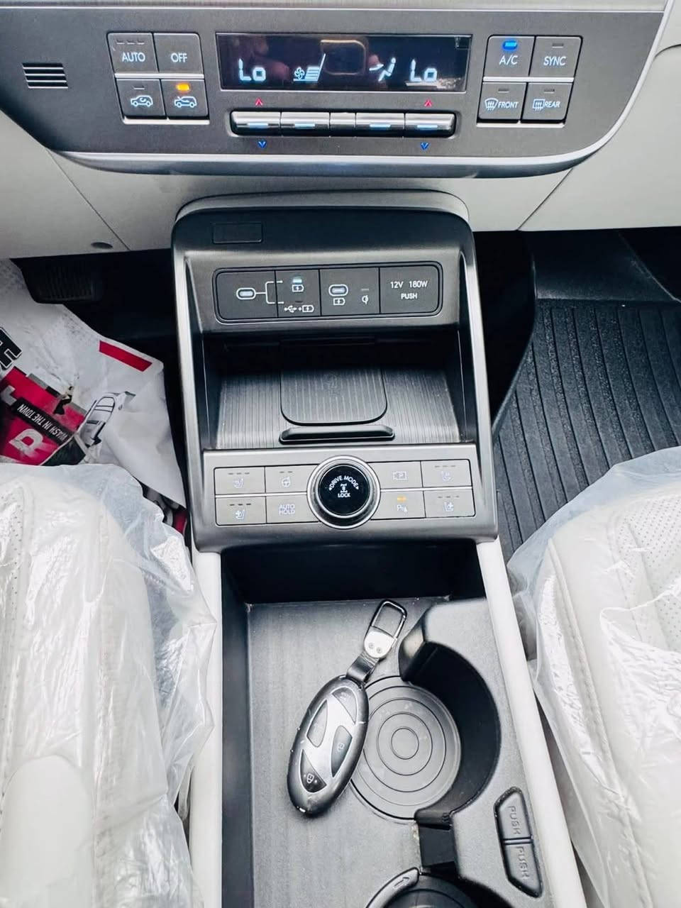 السلام عليكم
هونداي كونا لميتد الشكل الجديد 
2025Hyundai Kona Limited !! 
مواصفات خاصة لمتد 1/1  
 

ايرباك دركة فقط
كلشي بلادي حته الراديترات بلاديه 
ماشية فقط 14 ميل 
رقم بغداد باسمي 
محرك 1600 توربو دووش 190 حصان مع گير اوتوماتيك 8 سرعات 
وراد امريكي 

1- بصمه + بصمه ابواب لمس + بصمة تشغيل عن بعد 
2- بانوراما 
3-كيج الكتروني متغير 
4- رادارات كل التجاهات مع كاميرات عدد 4 امامي وخلفي وجانبي مع رؤية 360 درجة بيرد فيو
5-كير تعليگ بالستيرن
6-نقط عمياء
7-رادارات وتنبيه الخروج عن المسار 
8-قيادة الية 
9- تتقدم للامام وللخلف ب بصمه 
10-هندبريك بصمه
11-كشنات جلد
12-كشنات كهربائي 
14-كشنات تبريد وتدفئه امامي خلفي وتدفئه استيرن
15-بك لايت لد
16- لايت لد + زينون
17- شاشة كبيرة لمس
18- تثبيت سرعة
19- كاميرات اشاره تظهر بلدشبول
20- اشارة جانبيه
21- ويل كب كبير كروم حجم 19 مبطن 
22-تحديد مسار 
23-صندوق كهربائي
24- فول تحكمات ستيرن
25-تبريد لمس
26- شحن وايرلس
27-نظام gps خرائط
28- شفتات كير ب ستيرن
29- حساسات امامي خلفي 
30 - تشغيل عن بعد 
31 - اوتو بارك 
32 - المرايه الوسطيه (اوتو دم ) يعني الي وراك مشغل عالي المرايه اوتماتيكي اصير سوده ما تعكس ع العين 
33 - مود ادرايف ( نورمال - سبورت -سمارت ) 
35 - نظام نزول منحدرات
37 - تبريد قطعتين منفصل ومناخ متغير امامي و خلفي 
38 - شاشه ابل كار بلي واندرويد اوتو
‏39- AUTO HOLD
40- السماعات شركة BOSE صوت محيطي 9 سماعه 
مكاني بابل مسيب
*********** السعر 180 وبيها مجال
