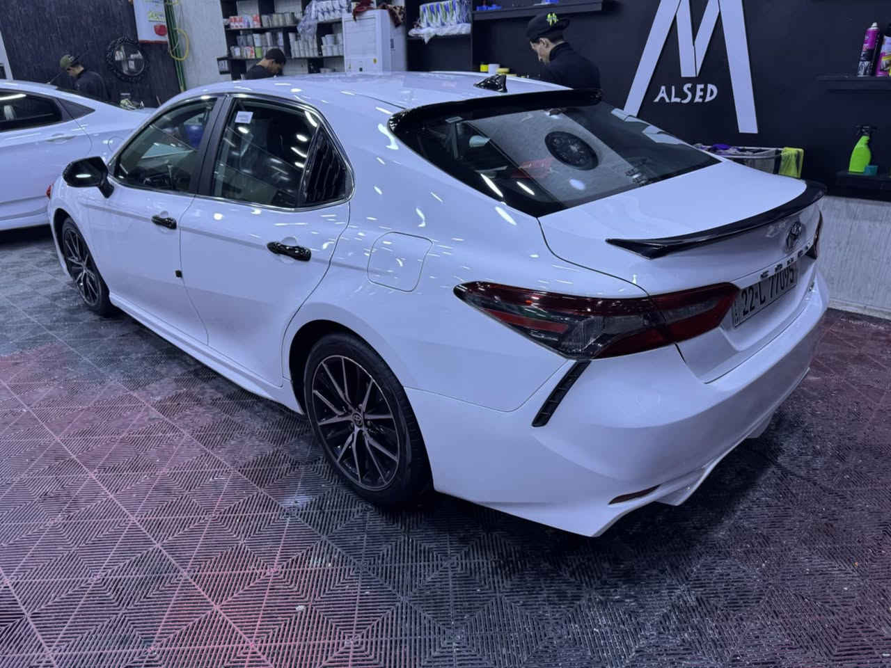 كامري 2021SE 
اربع اصابع بيها صبغ كارت 
تخم تاير جديد 
كوبون بانزين 
رادار او حساس امامي 
سياره جاهزه او بسمي عنوان بعشيقه 
***********
