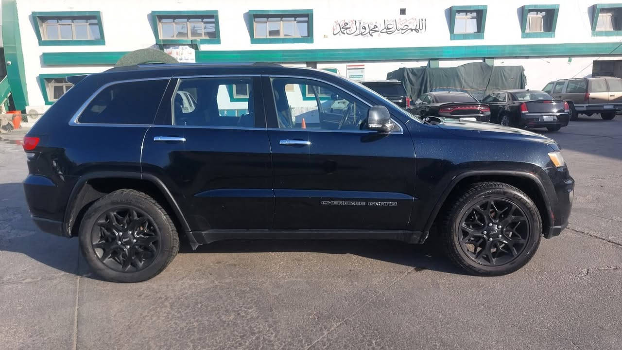 جيب كراند شيروكي لمتد 2019  وارد اميركي السيارة مغلفة ppf وايضا صور الحادث مالت  السيارةمرفقة و  السيارة بحالة جيدة جدا 
الدواخل سودة 
محرك V6 سعة 3.6 لتر – 295 حصان – ناقل أوتوماتيك 8 سرعات – دفع رباعي.

المقاعد: جلد – أمامية كهربائية مع ذاكرة + تبريد وتدفئة – خلفية مدفأة – مقود جلد مدفأ.

الراحة: فتحة سقف بانوراما – تكييف أوتوماتيك ثنائي المناطق – دخول وتشغيل بصمة – صندوق خلفي كهربائي.

التقنيات: شاشة Uconnect لمس 8.4 إنش – GPS – Apple CarPlay / Android Auto – بلوتوث / USB / AUX – نظام صوتي فاخر.

السلامة: كاميرا خلفية – حساسات أمامية وخلفية – مراقبة النقطة العمياء – تنبيه مرور خلفي – رادار – مثبت سرعة متكيف – فرامل طوارئ.

الخارجية: مصابيح LED نهارية + زينون HID – جنوط ألمنيوم 18 أو 20 إنش – مرايا كهربائية قابلة للطي ومدفأة – زجاج مظلل.

السعة: 5 ركاب – سعة تحميل 36 قدم3 وتصل 68 قدم3 مع طي المقاعد.
البصرة
***********

السعر 250
#جيب
#كراندشيروكي
