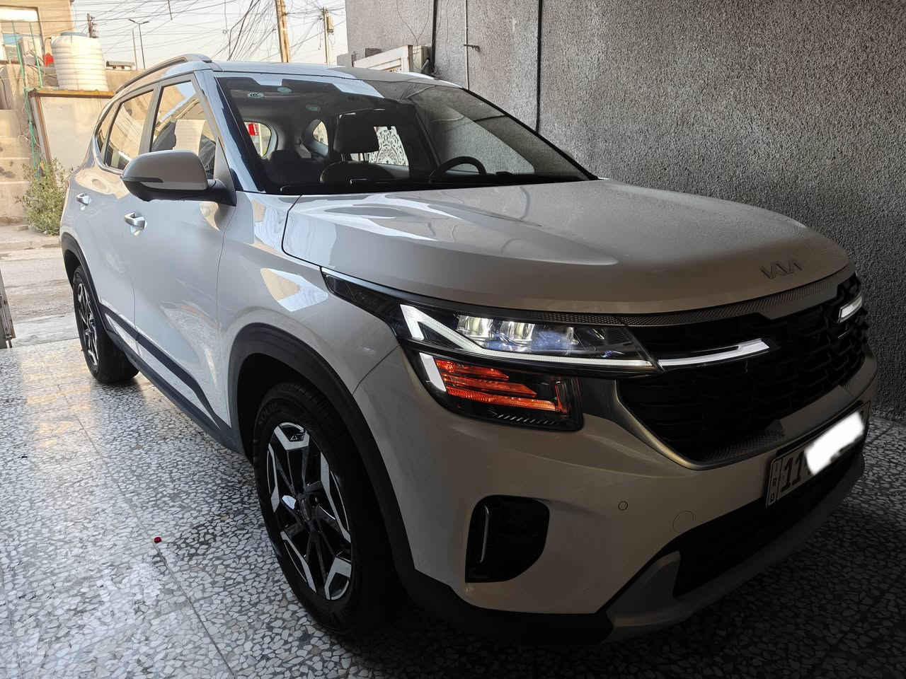 تحيه طيبه 
كيا سليتوس خليجي 
رقم بغداد اخر اصدار 
2024 ماشيه فقط 6 الالف كم 
بعده زيرو بكل ما تحمل الكلمه من معنى 
مكفوله من جميع النواحي 
اللون ابيض ميتاليك وليس العادي 
فول موصفات 1/1
- بانوراما 
- بصمه 
- 4 كامرات 360 درجه مع فتح شاشه للكامرا بالداشبول عند الانعطاف 
- كشنات جلد 
- شاحن لاسلكي 
- دركه جلد طبيعي خياط 
- داشبول ليزلي شاشه متصله بالكامل والكيجات الكتروني 
- بيانو بلاك من الداخل والتكم مع دفيوزر خلفي بيانو بلاك وشباك بيانو ابو الكامرا والابواب ايضا تطعيم بيانو 
- منظومه لايت زنون بلادي مع ليد امامي متداخل مع الشباك وليد خلفي متصل 
- شاحن مبايل لاسلكي 
- سستم صوت عالي النقاء 
- رادار امامي توقف ذاتي 
- مثبت سرعه 
- قياده ذاتيه مع تبيه الانعطافات 
- اوتوهولد 
- سايد بريك بصمه 
- 6 مودات للقياده 
- شاشه تبريد مع ازارا  افقيه للتحكم بالصوت 
- حساسات امامي خلفي محيطي الخ من الموصفات الستاندر 
- السعر 18800$ 
- يعني ١٨٨ ورقه قابل للتفاوض بالمعقول 
- للاستفسار *********** واتساب او سيم
