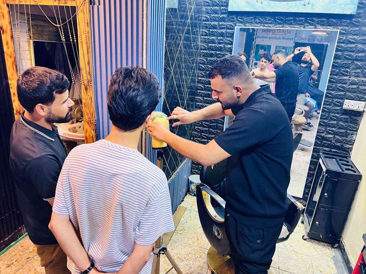 ✅  بعض الصور للتدريب وتعليم فن الحلاقه في صالون الأمراء
✅ تطبيق نظري وعملي للمتدربين 

كل التوفيق الهم ❤️

📍 الموقع: [ذي قار - قلعة سكر - الشارع الرئيسي - مجاور مصور عقيل ]
📞 للحجز والاستفسار: [***********
***********]  او مراسلة الصفحه  ⚡
