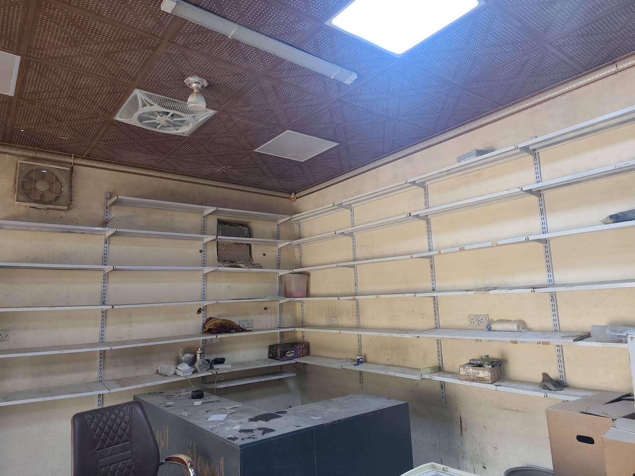 رفوف محل كامل للبيع +سفينه وسطيه
المكان ديالى بعقوبه ***********
