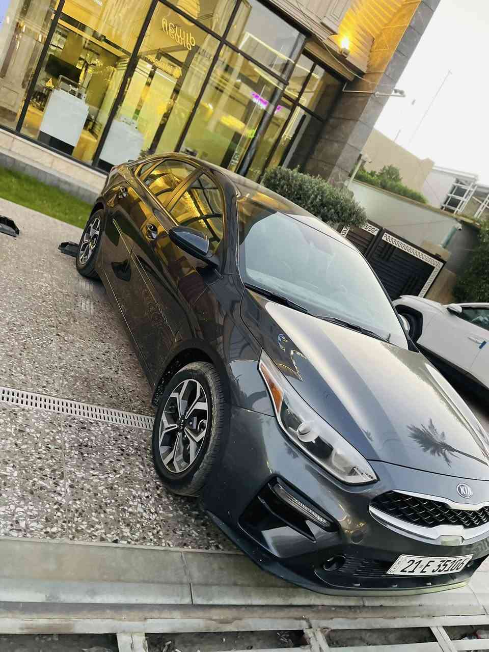 📢 للبيع – كيا فورتي 2019
📍 بابل_سكندريه

 ورقة. 130 

⸻

السيارة بأسمي  

المواصفات والحالة

 • اللون: نفطي

 • المحرك: 2000 دوش

 • الگير:  cvt

 • الأنظمة:

 • شاشة لمس (CarPlay/Android Auto)

 • رادار أمامي

 • نظام تحديد المسار

 • مثبت سرعة

 • كاميرا خلفية

•تبريد مناخين منفصل

•باتري جديد قبل سبوع بدلته

•تخم تاير

•تبريد بلادي ثلج

 • الداخلية: نظيفة ومعتنى بيها

 • الصيانة: منتظمة — محرك مبدل كازكيت بسبب دفانز
سيارة مهتم بيها كلش

⸻

الحادث

 • ضربة من الخلف جامع فقط

• الممشى: 87 mi (وقابل للزيادة)

مكاني بابل سكندريه
***********
