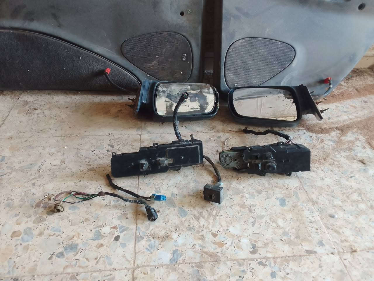 تخم بطايين مع كنترول و زوج مرايات للبيع
***********
