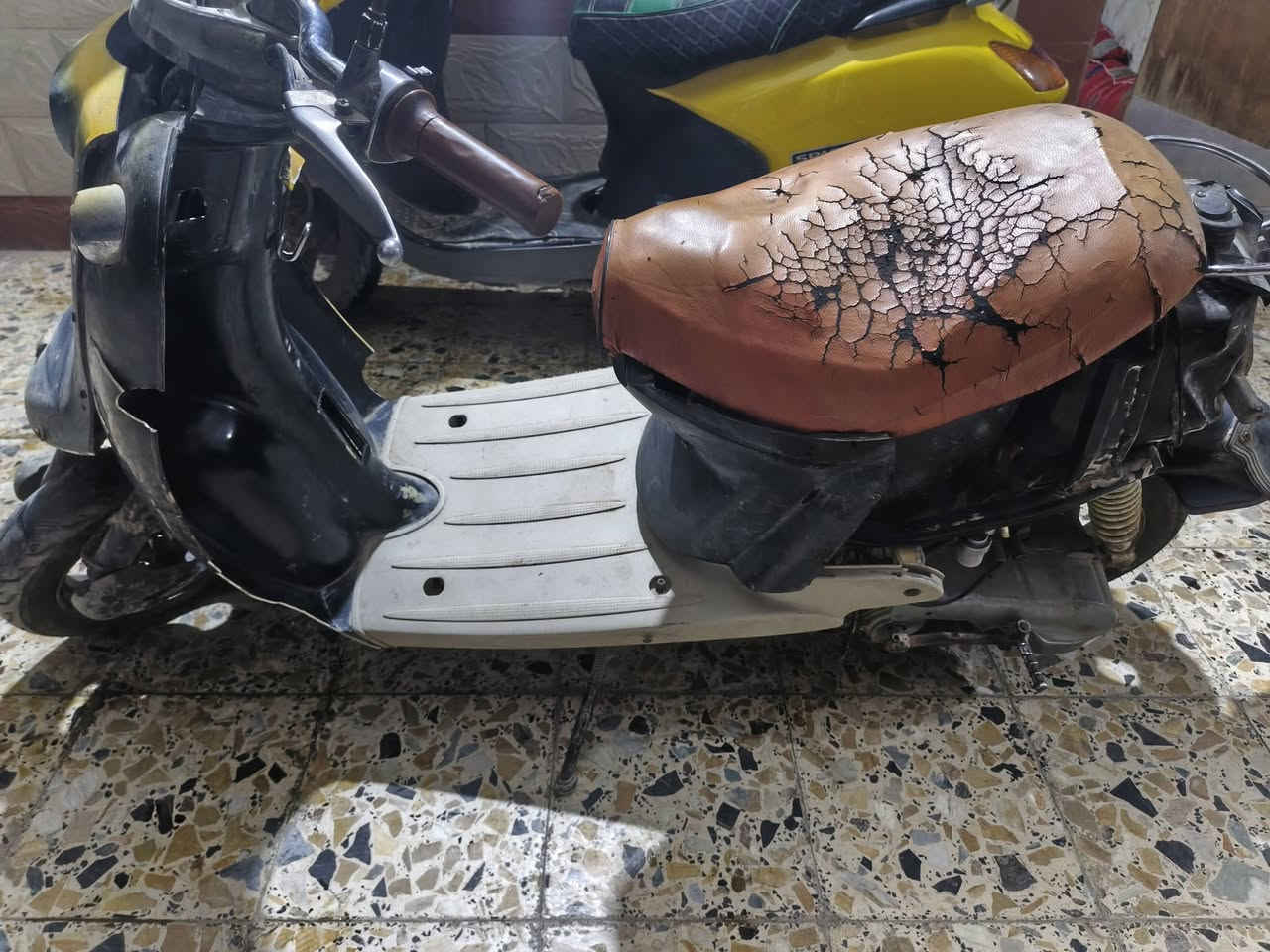 دراجتين للبيع كاملات شغلات بس متروكات ابيع كوم حديد السعر 100 الف ثنينهن وحده نوع عبد الحليم و الثانيه سبيسي ياباني لتواصل خاص او على الرقم ***********
