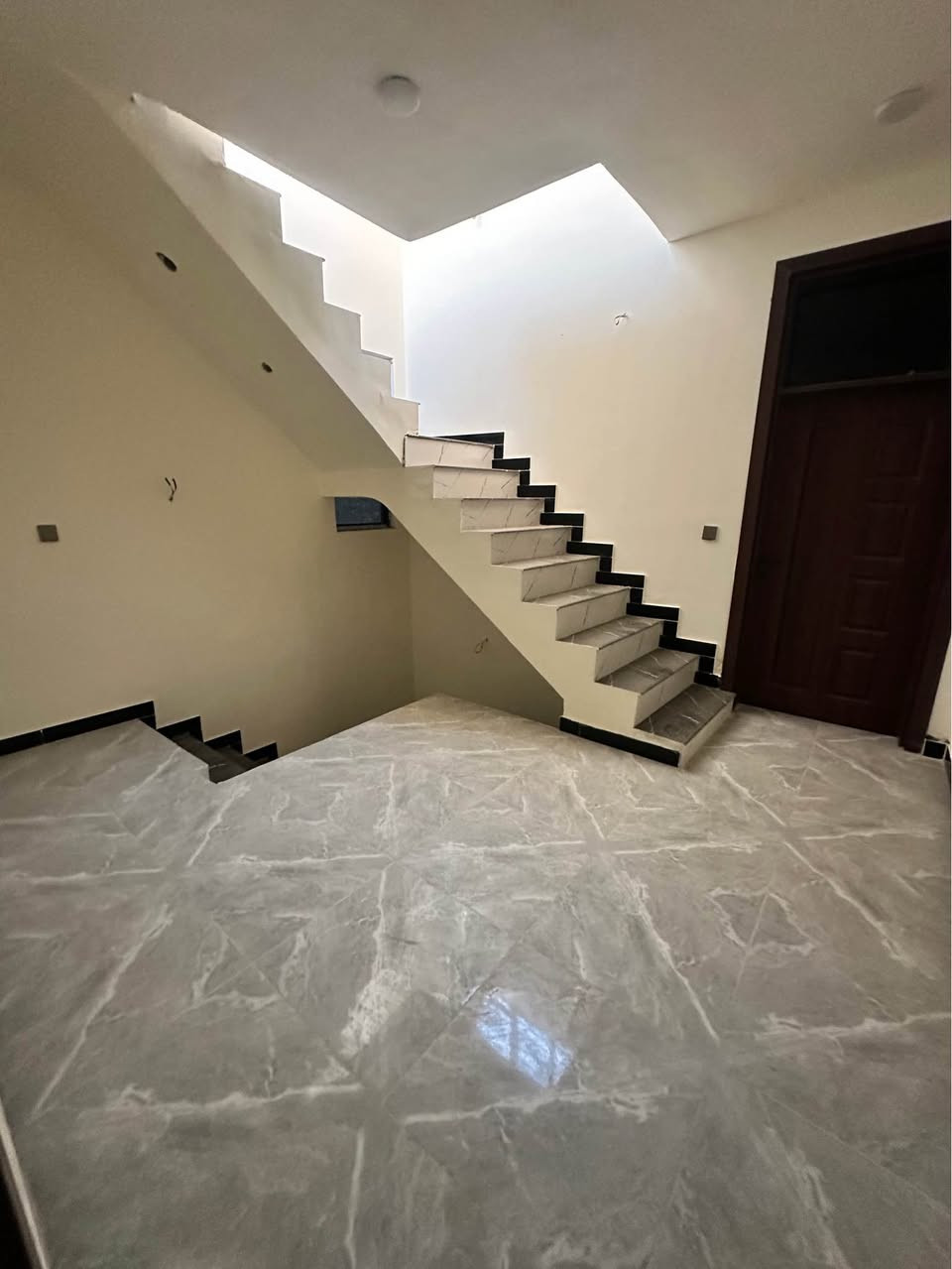 بيت مساحة 100م الدورة حي دجلة شارع 25 طابقين وبيتونة للبيع
الطابق الارضي متكون من مطبخ واستقبال وحولي وحمام ومنور و غرفة نوم ماستر
طابق الثاني متكون من غرفتين نوم ماستر 
الواجهة بورسلين الكهرباء كلها تأسيس بواري 
الحمامات نظام تسكا ودفن وتعليك
شبابيك كله سلايت المنيوم مع ابواب الحمام والمنور
سخان عدد(2) تانكي ابو 1000 عدد(2) ماطور ماء 
البيت بناء جديد ومصبوغ وغير مسكون
نقص فقط محجر الدرج
ناقصة بس تجيب غراض وتجي تسكن حتى تنظيف منظف
اني صاحب الدار مباشر لا دلال ولا وسيط
‏‭***********‬ متواجد واتساب فقط بغداد, العراق
