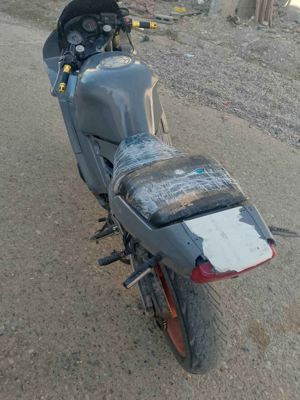 سلام عليكم f2 موديل 98 دراجة شلعه معدل فول كمرك مدفوع عليهه ادامه كابريترات و دهن و فلتر و باتري و زنجيل يدات رياضي محرك كير بالشرط سعره 1600 بيهه مجال قليل مكاني كركوك اسره ***********

