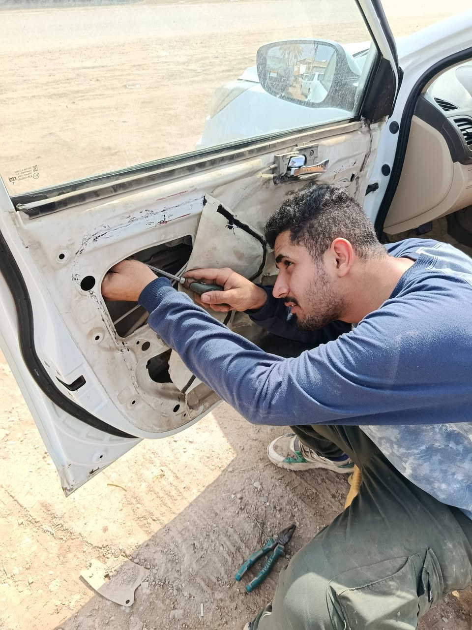 اسلام عليكم ورشت سيد رزاق تصليح افقاله السيارات وتصليح مكائن جام وتصليح جوزات التشغيل وتصليح سنتر لوك لتقفيل البواب وتطبيع البواب وربط ريموند تقفيل لجميع انواع سيارات العنوان الديوانيه جلبيه مقابيل كماليات الصطوره بل خدمي مال قواس الهاتف*********** وبخدمت الطيبين
