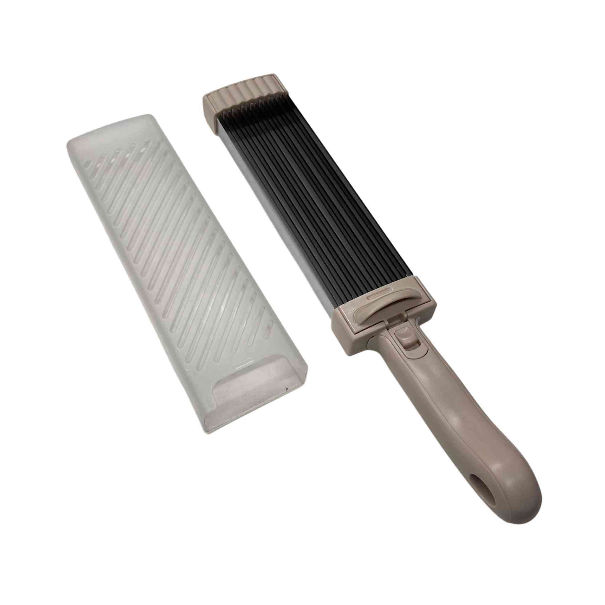 قطّاعة اللحم الطازج متعددة الشفرات – Fresh Meat Slicer

أداة مطبخ مخصّصة لتقطيع اللحم الطازج بسرعة وبشكل متساوٍ، مصممة للاستخدام اليدوي السهل داخل المطبخ.

• مخصّصة لتقطيع اللحم الطازج (Fresh Meat)

• تقطيع سريع بعدة شرائح في ضغطة واحدة (حتى 18 قطعة في القطع الواحد)

• تصميم متعدد الشفرات بزاوية حادة 8°

• إمكانية الحصول على أشكال تقطيع مختلفة حسب الاستخدام

• تثبيت قوي بواسطة قاعدة شفط للاستخدام الآمن

• تشغيل يدوي بدون حاجة للكهرباء

• الاستخدام: تقطيع اللحم الطازج، التقطيع، الفرم
• عدد القطع في القطع الواحد: 18 قطعة
• زاوية حافة الشفرات: 8°
• سماكة التقطيع:
 • 4 مم شرائح
 • 4 مم شرائط سميكة
 • 2 مم شرائح رفيعة
• الخامة:
 • الجسم: ABS
 • الشفرات: ستانلس ستيل 420
• التثبيت: قاعدة شفط (Suction Base)
• طريقة التشغيل: يدوي

محتويات العلبة
• قاعدة تقطيع (Knife Bank)
• حامل السكاكين
• وحدة الشفرات
• غطاء الشفرات
• فرشاة تنظيف بغداد, العراق


**إذا كنت صاحب هذا الإعلان وتريد حذفه لأي سبب، رجاءا أرسل رسالة إلى الدعم الفني**