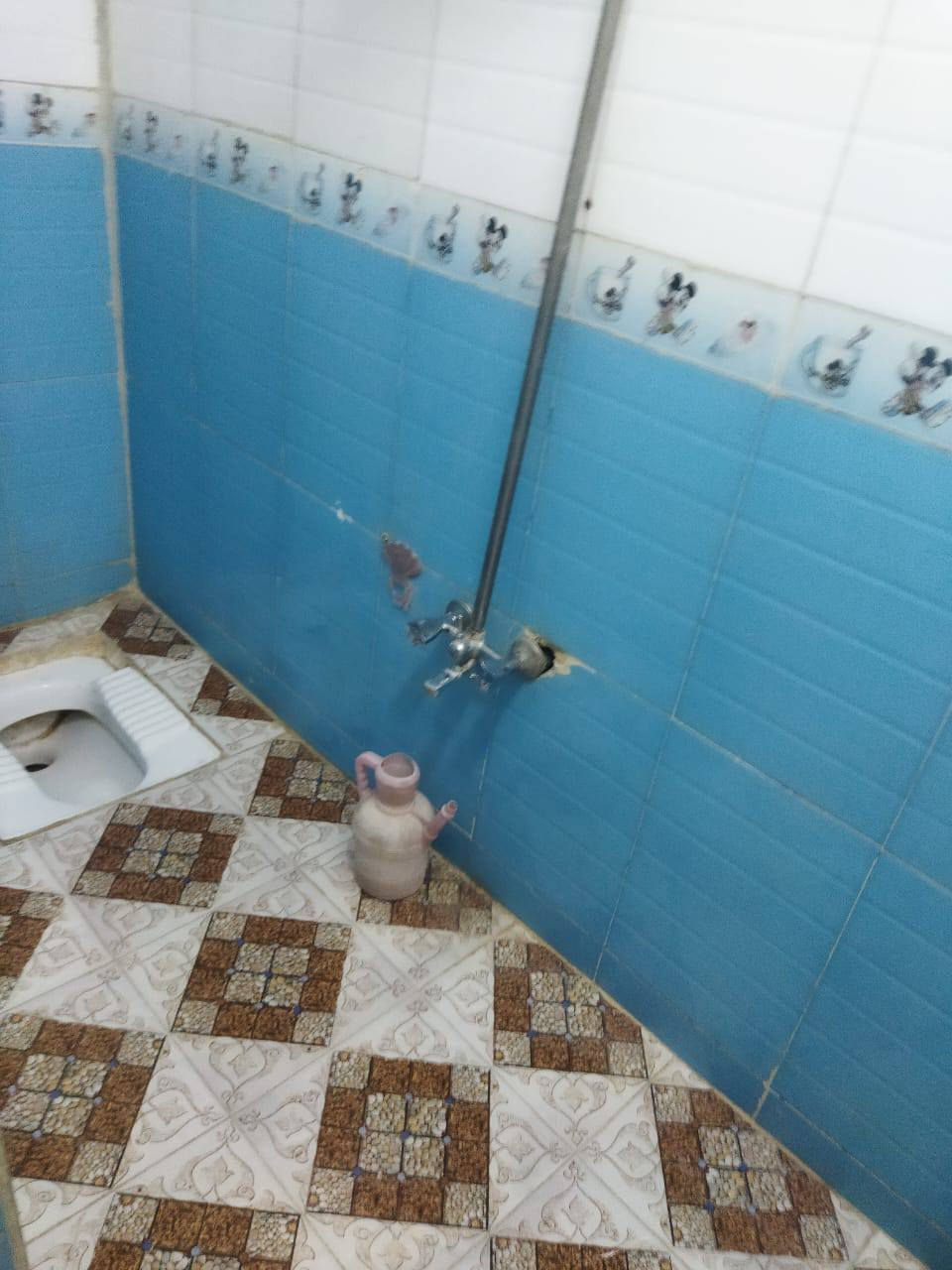 بيت 125 مساحته الايجار مكانه شارع 80 قرب استداره حي العسكري بل فرع ثاني عقار عن شارع 80 منطقه حلوه خدمات فول تفاصيل البيت غرفتين نوم وصاله ومطبخ وكليدور ومجمع صحي وطاارمه بي تانكي وماطور وماء وخط مولد ذهبي الاتصال عل رقم *********** سعر لايجار 300 الف
