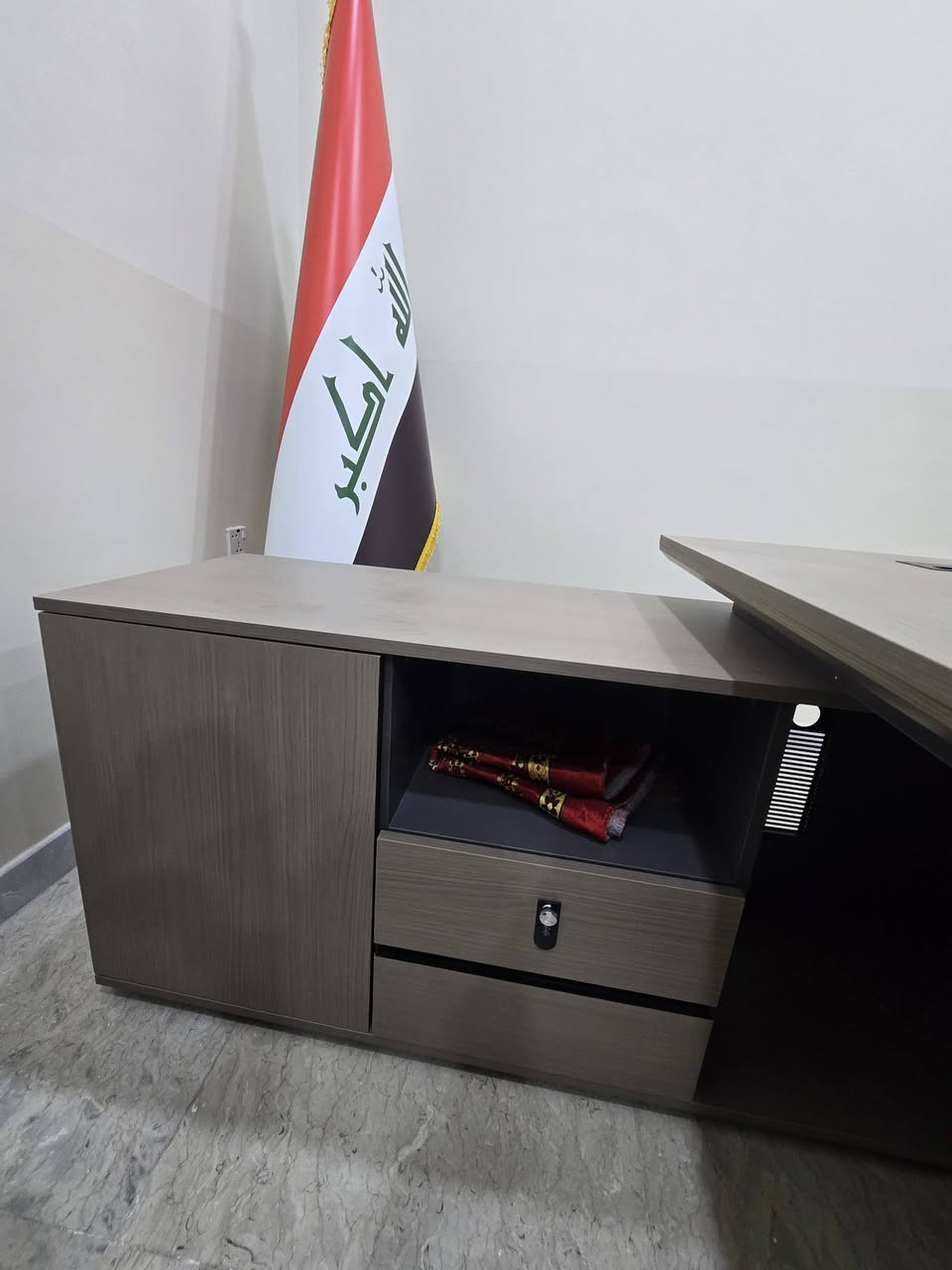 للبيع مكتب MDF جديد بالكامل، لم يُستخدم نهائياً، بطول 180 سم ولون مميز وأنيق يضفي لمسة احترافية على أي مكتب أو شركة.

معه كرسي مدير من أفضل الأنواع، جديد ولم يُستخدم، يتميز بالراحة والجودة العالية.

✅ المكتب جديد 100%
✅ كرسي مدير درجة أولى
✅ تصميم أنيق ولون مميز
✅ مناسب للمكاتب والشركات والعيادات
✅ مع هدية علم العراق

💰 السعر: 450 ألف دينار للاثنين معاً.

📍 العنوان: البصرة – الجزائر – حي المقاولين.

للاستفسار أو المعاينة يرجى التواصل على الخاص.
***********

