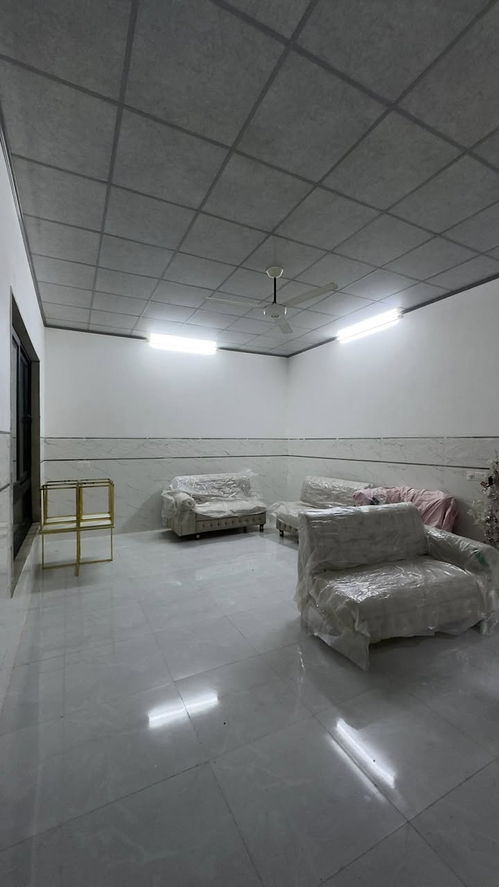 السلام عليكم

دار للايجار في حي السماح الثانيه على الشارع العام 
مساحة ٢٠٠ متر طابق ارضي 
يحتوي على ٢ غرف وهول واستقبال ومطبخ وصحيات 
بدل الايجار ٣٥٠ الف

مكتب صفوان السنجاري 
***********
***********
***********
