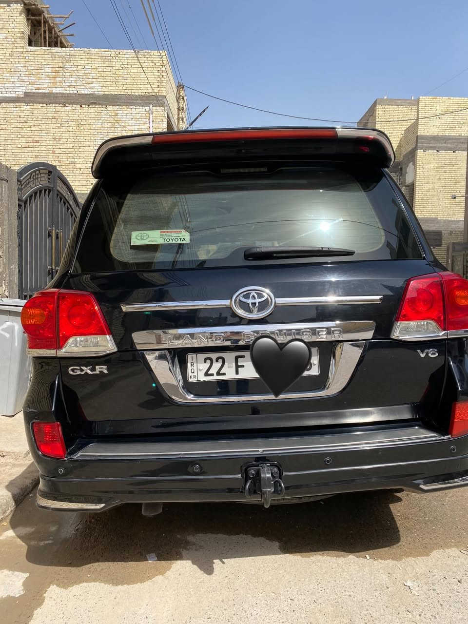 السلام عليكم ..... لاندكروز موديل 2012 للون اسود رقم اربيل .. محرك 6 اسلندر غير مفتوح والكير كذلك سيارة ماشية 175 جاهزة من كل شي مكفولة فقط بارد في الجاملغ الامامي قليل وشبر صبغ كارت تحت قبق البانزين سيارة 1/1 دفدي  طفاية تراي يخبل موديل 20 تبريد ثلج 
السعر 335 وبيها مجال للشراي مكاني بغداد 
هاتف/ ***********
