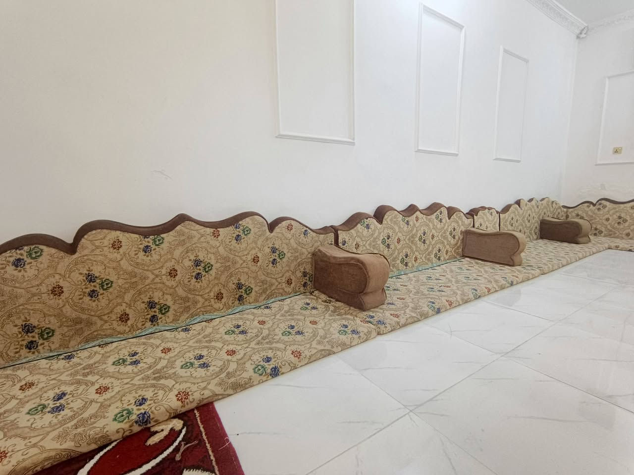 السلام عليكم .. 
جلسة خليجية للبيع نظيفة جداً كما موضح بالصور والفيديو وكذلك تجي وتشوف بعينك للمساحات ٧×٤ 
السعر:200 الف /العنوان: كربلاء/حي الغدير
للتواصل مراسلة الصفحة او الواتساب:***********
