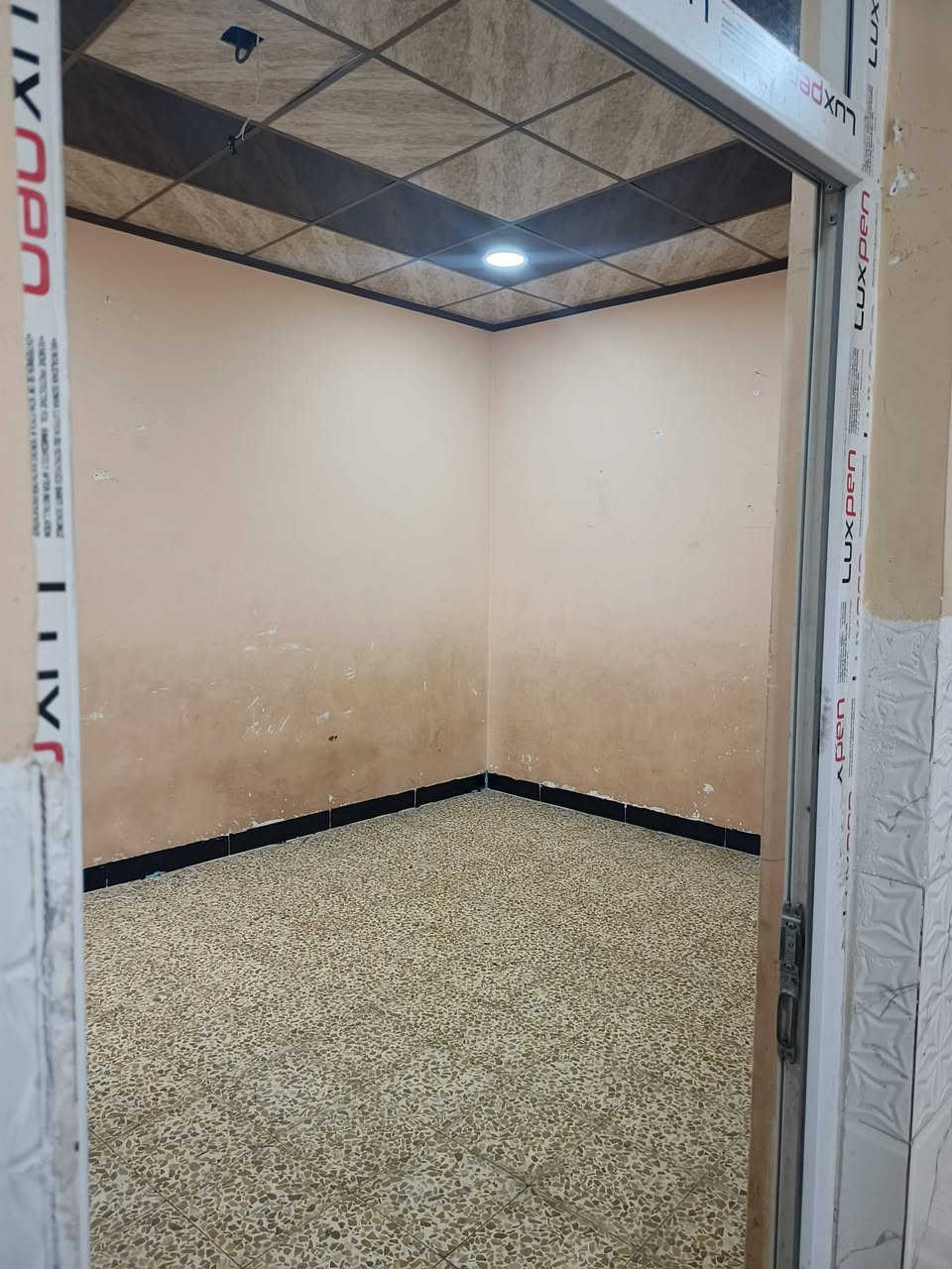 بيت للايجار 
جانب الأيمن بل فاروق قرب جامع السلطان 
البيت موضح ب صور والفيديو 
لتواصل على ***********
