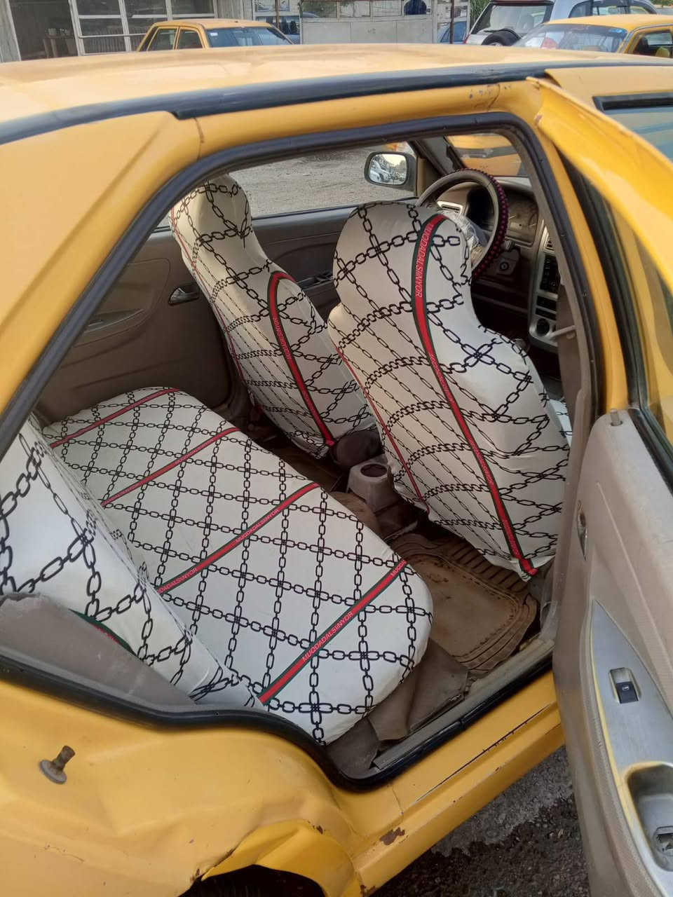 سلام عليكم اخوتي سياره للبيع ومراوس بسمي مصفره مكاني بغداد مدينة الصدر السعر ٢٤ تبريد كورله شغال تخم تأير جديد   ***********
