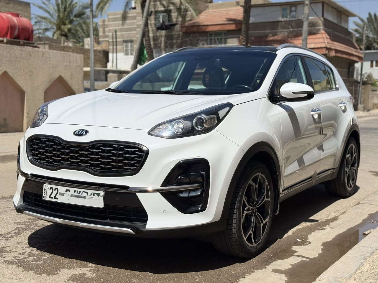 🚗 للبيع: كيا سبورتج GT-Line موديل 2019 (فول مواصفات)
سيارة نظيفة جداً وبحالة الوكالة، مال بيت واستخدام خفيف. السيارة فئة GT-Line يعني أعلى مواصفات بالسبورتج وجاهزة من كلشي.
📊 تفاصيل السيارة:
 الموديل: 2019
 العداد: 44 ألف كم بس
 الرقم: أربيل (السنوية والهزة كله جديد وجاهزة للتحويل).
 الوضعية: مكفولة من كلشي (كير، محرك، شاصي، وبودي) وشرط الفحص وين ما يعجبك.
✨ مواصفات الـ GT-Line (الفول):
 السقف: بانوراما بالكامل.
 الكراسي: جلد GT-Line تطريز بلادي، تحكم كهربائي.
 اللايتات: فول LED أمامية وخلفية، مع كشافات الضباب الرباعية الشهيرة 
 الويلات: ويل حجم 19 إنش المميز مال فئة الجي تي لاين.
 الشاشة: شاشة جبيرة بلادية تدعم كاميرا خلفية واضحة جداً + نظام Apple CarPlay و Android Auto.
 البصمة: بصمة تشغيل وبصمة أبواب.
 (الصندوق) كهربائي
 أنظمة القيادة: تحكم ستيرن كامل، مثبت سرعة، وأنظمة قيادة متعددة (Eco, Sport, Normal).
 حساسات: حساسات أمامية وخلفية بلادية.
 تبريد مركزي قطعتين ثلج، مرايا جانبية شفط كهربائي، وباقي المواصفات المعروفة لهالفئة.
📞 السعر والتواصل:
 السعر: عند الاتصال (ما نقصر ويا الطيب والجاد).
 مكان السيارة: بغداد -].
 للاستفسار والتواصل: ***********
