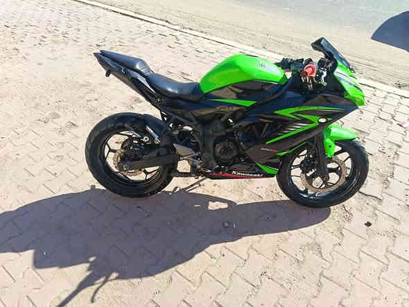 سلام عليكم دراجة كاوسكي مكينة وكير مكفولة بيهة نواقص بصيطة  حجم لمكينة 250 دراجة شغل وطلع وين معجبك مكاني بغداد الشعب***********
