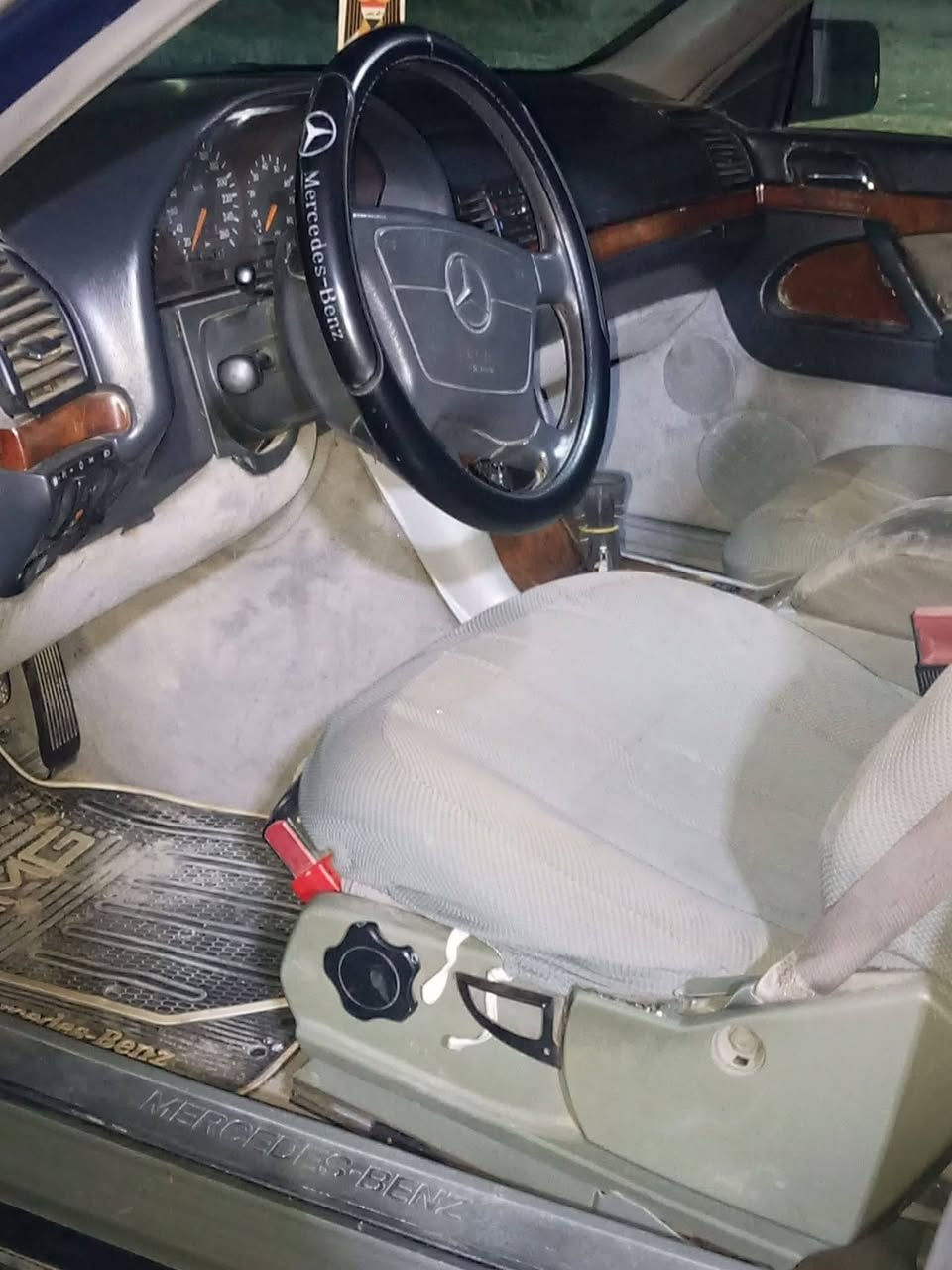 السلام عليكم ...     للبيع او مراوس
مرسيدس شبح  SE 300 موديل 1992بغداد 
وارد يابان بلادية بدون حادث ولا ضرر
اللون نيلي غير محدد
كير 300 ومحرك تابوت بحالة جيده جداً
صدر امامي وخلفي نص عمر
كهربائياتها كاملة  
غرفه مخمل نظافة 95 %
مري شفط
دبل جام
دبل اريل 
اريل كهربائي
مانع انزلاق ABS
بطارية جديده
رقم بغداد مشروع وطني  بأسمي تحويل ثاني يوم
السنوبة لغاية سنة 2026
مكان السيارة بغداد
السعر ( ٨٠ورقة  )
هاتف / ***********
متواجد اتصال / واتساب / ماسنجر
