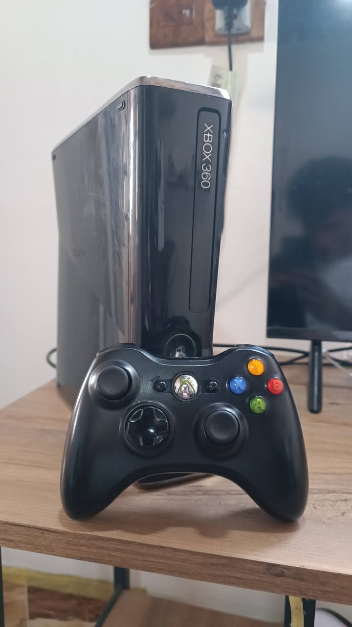 للبيع اكس بوكس 360 نضيف حيل جديد بعدة ويا يدتة الأصلية وكامل شغال وضمان وبي 230 لعبة قوية ومهكرة سعره 120 الف للأتصال ***********
