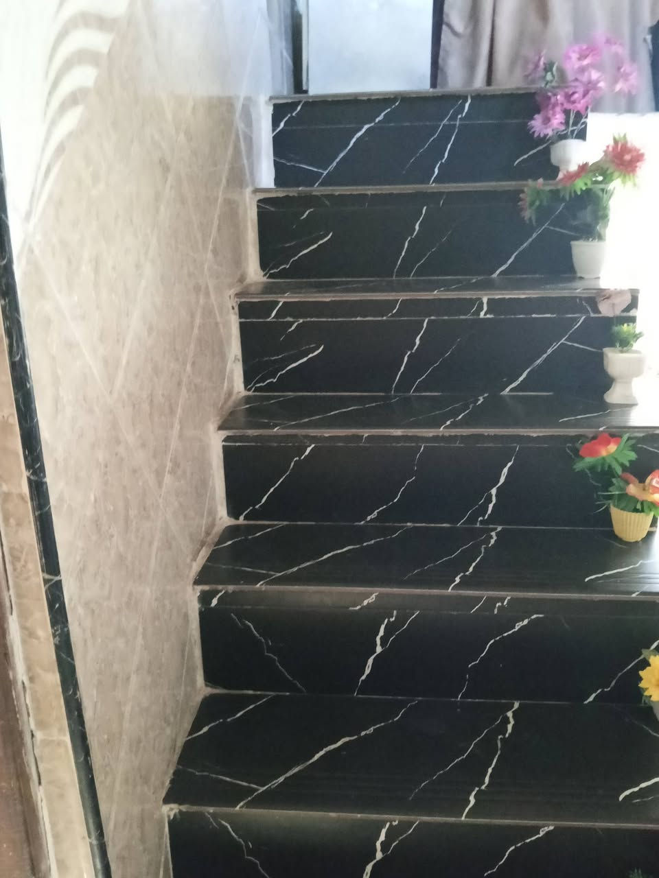 سلام عليكم يوجد بيت للبيع مساحه 350 متر يحتوي على 3غرف نوم واستقبال ومطبخ وحولي وصحيات طابو زراعي سند25 العنوان بغداد الراشديه قرب جامع عبد الكريم ابو غازي الاتصال على الرقم *********** السعر 100
