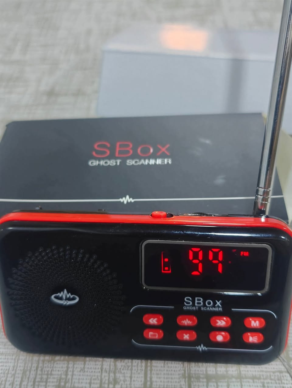 جهاز راديو SBox Spirit Box، 
وهو أداة متطورة مصممة للتحقيقات في الظواهر الخارقة والتواصل مع الكيانات غير المرئية. يجمع الجهاز بين وظيفتين أساسيتين: صندوق الروح (Spirit Box) ومسجل للأصوات الإلكترونية
 (EVP Recorder)
أبرز ميزات جهاز SBox:
مسح الترددات: يقوم الجهاز بمسح سريع لترددات راديو FM و AM (نطاق FM من 87.5 إلى 108.0، ونطاق AM من 522 إلى 1710).
تسجيل الصوت: يحتوي على مسجل مدمج يتيح التقاط الأصوات وجلسات الـ EVP مباشرة على الجهاز، مع إمكانية تشغيلها لاحقاً عبر مكبر صوت قوي.
التحكم في المسح: يوفر الجهاز 4 سرعات مختلفة لمسح الترددات، مع إمكانية المسح للأمام أو للخلف.
إضافات مدمجة: يتضمن مصباح يدوي LED مدمجاً لتسهيل التحقيقات الليلية، وشاشة عرض بإضاءة خلفية.
البطارية والشحن: يعمل ببطارية قابلة لإعادة الشحن تدوم لأكثر من 23 ساعة، ويتم شحنها عبر وصلة USB
يُستخدم الجهاز من قبل المحققين في الظواهر الخارقة لالتقاط ما يُعتقد أنها أصوات لكيانات تتلاعب بموجات الراديو لتكوين كلمات أو أصوات وسط الضجيج
 
ملاحظة الجهاز متوفر فقط بالعراق توصيل لكافة انحاء العراق 
للاستفسار عن السعر تفضل على الخاص


**إذا كنت صاحب هذا الإعلان وتريد حذفه لأي سبب، رجاءا أرسل رسالة إلى الدعم الفني**