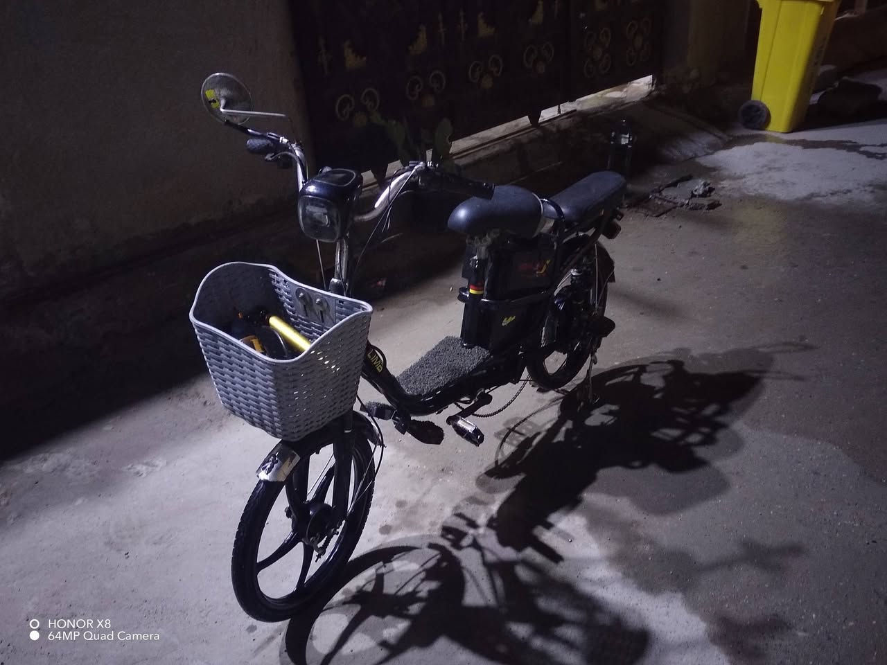 سكوتر كهربائي / دراجة كهربائية
ماركة: MANLIMA
🔋 البطارية
النوع: رصاص (Lead-Acid) 
العدد غالبًا: 4 بطاريات
السعة: 12V / 20Ah للبطارية الواحدة
المجموع: 48V
العمر: 1–2 سنة حسب الاستخدام
⚡ المحرك
القدرة:  500 - 750 واط
الدفع: خلفي
السرعة القصوى: 40-60 كم/بل ساعة
🔌 الشحن
الشاحن: 48V
وقت الشحن: 1-3 ساعات
يشتغل على كهرباء بيت عادي
🚦 المدى
مشي هادي: 25–40 كم
مع تحميل/سرعة: أقل
🛞 أمور ثانية
جنوط مگنيزيوم
فرامل: خلفي (وأحيانًا أمامي)
يتحمل وزن: 100–120 كغم
بيه دواسات (طوارئ)

السعر : 260 وبيها مجال

المكان : كوت / خاجيه 

الرقم : ***********
