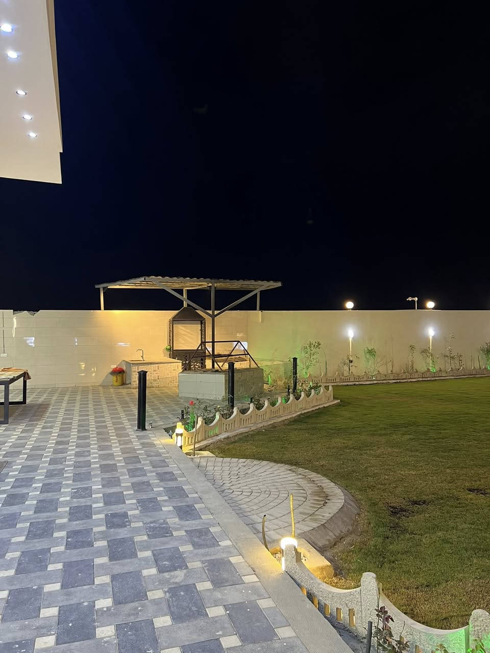 مزرعة في الفلوجة قرب جامعة الفلوجة على السريع متوفر حجوزات اول يوم العيد ورابع يوم العيد صباحي فقط الي 
السعر : (٣٥٠) الشفت 
للحجز التواصل مع الرقم واتساب ***********
