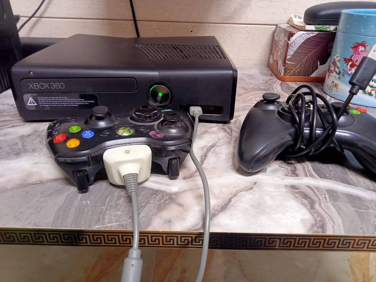 جهاز Xbox 360 مستعمل للبيع
نظيف مثل ما مابين بالفيديو والصور 
🎮 ويّاه:
يده أصلية وايرليس (Wireless)
وياه 3 بطاريات وشاحنتين
ويده ثانية الجهاز مهكر والرام 250 جيجا
 الألعاب الي بيه 16 
مكاني بغداد حي الإعلام 
 السعر 110 ويوجد توصيل 
رقمي ***********
