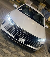 أبيض • شاشة كبيرة • كشن رياضي