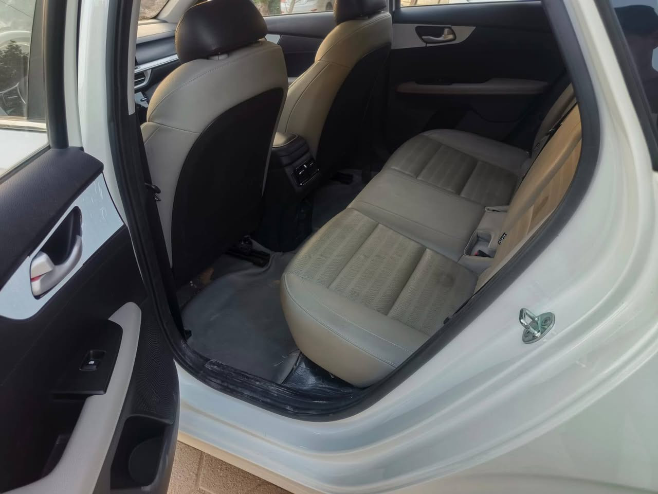 سلام عليكم k3 مكفولة كفاله موديل 22 فول مواصفات فتحة بصمة 4 وضعيات قيادة كامرة دوارة مثبت سرعة مانع انزلاق كشاف ضباب اشاير حاجب لكزز محرك 1500 دبل نوزل ماشية 46مكان السيارة نجف سعرها 135 رقمي***********
