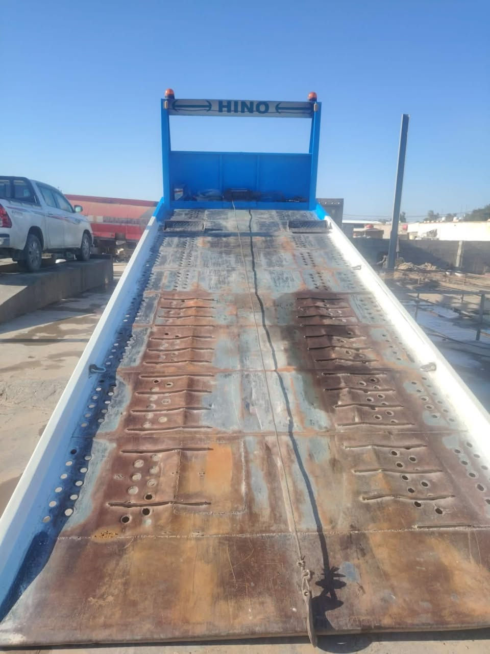 السلام عليكم هينو هنكر مكينةv6 بدي3 جك موديل 2004  مسجلة بسنوية كرين سيارة جاهزة شغل وتطلع 7 كير تخم تاير جديد وسيارة مكفولة رقم تلفون *********** مكاني كربلاء رقم سيارة كربلاء سعرها 210
