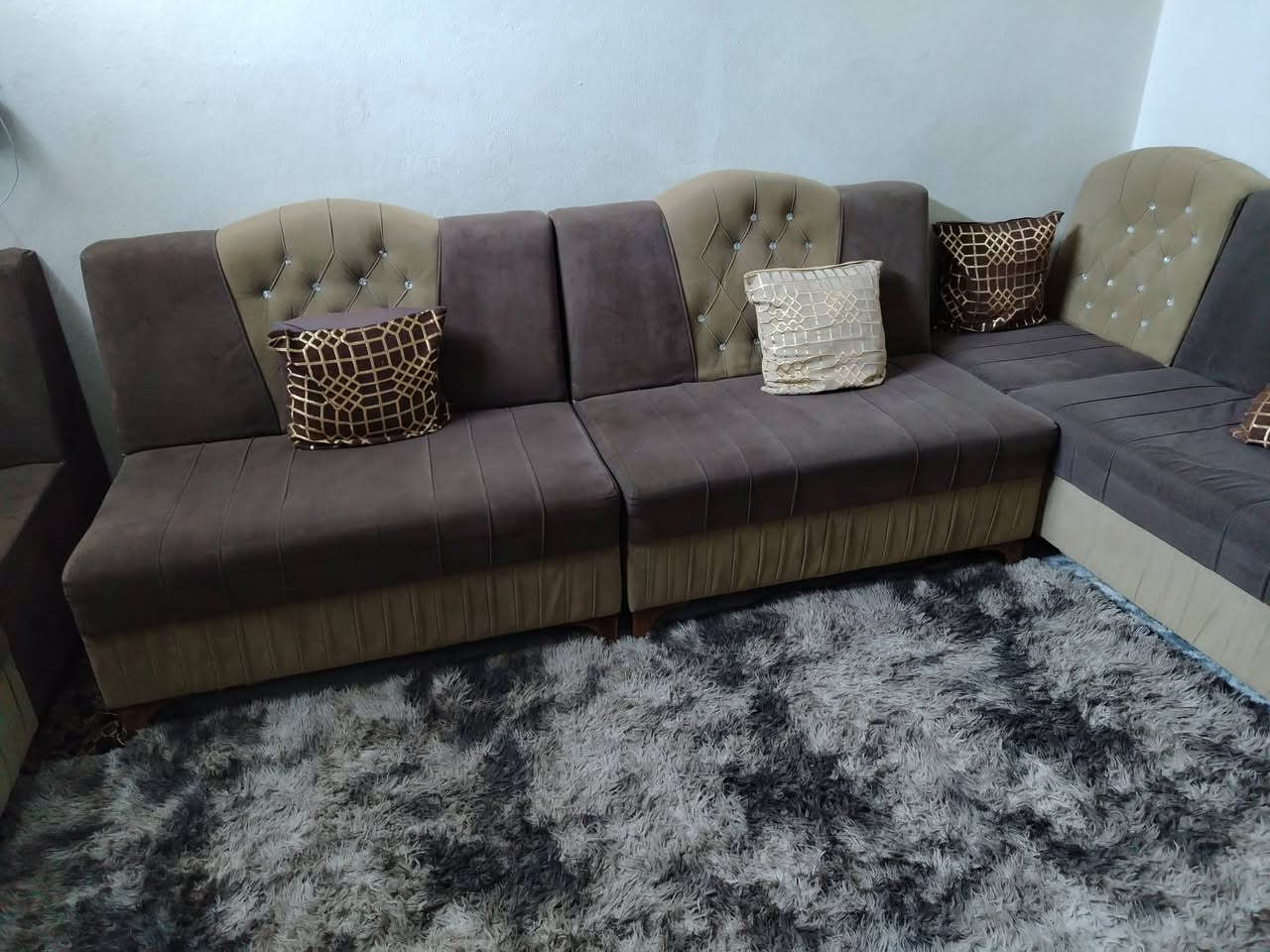 قنفات للبيع تركي ويه مخدات 8امتار سبعه قطع نظيفه السعر 170 الف للتواصل ***********
