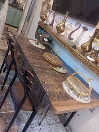 ميز طعام خشب ثقيل مع ثنين كراسي نظيف يتكبر ويزغر لسعر 75مكاني مشتل شار...